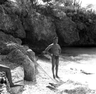 Een visser aan de Sint Michielsbaai aan de Zuidkust van Curaçao, Bestanddeelnr 252-7529