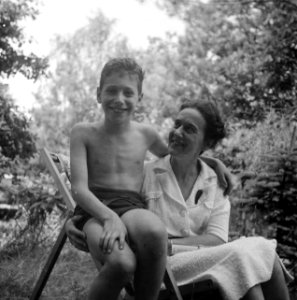 Een vrouw en een jongen, Bestanddeelnr 191-1122