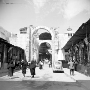 Een van de uiteinden van de suq Hamidieh in Damascus met de boog van de Romeinse, Bestanddeelnr 255-5884