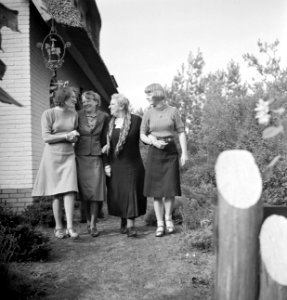 Een vrouw, waarschijnlijk de moeder van Van de Poll, met drie vrouwen in de tuin, Bestanddeelnr 191-1114