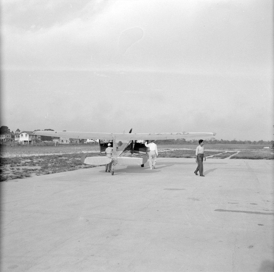 Een vliegtuig waarschijnlijk op de airstrip bij Zorg en Hoop (Paramaribo), Bestanddeelnr 252-2338