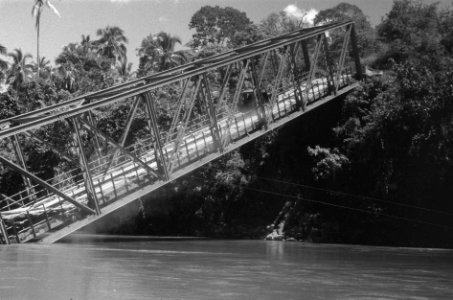 Een jeep wordt met een kabel de steile helling van een verwoeste brug opgeholpe, Bestanddeelnr 3110