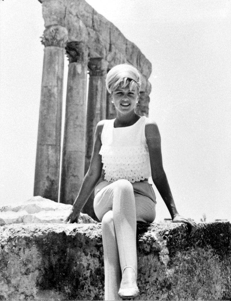 Elly Koot (Miss Europa) bij de Ruines van Baalbeck (Libanon), Bestanddeelnr 916-5350
