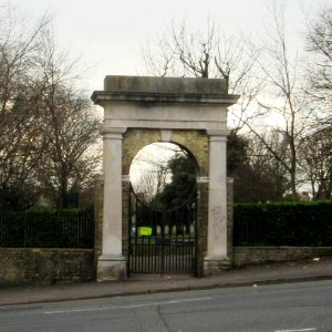 Entrance to St Nicholas' Church Graveyard, Dyke Road, West Hill, Brighton (NHLE Code 1380456) (December 2016) (2)