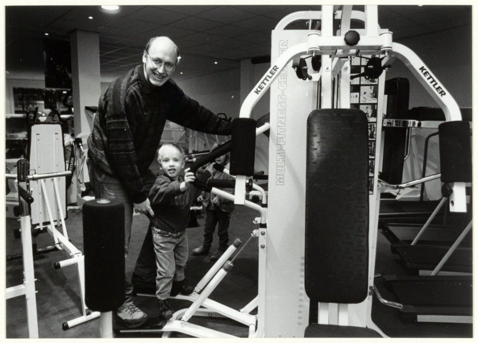 Eigenaar Hans Zegwaard met kinderen in zijn nieuwe fitnesswinkel Zegwaard Fitness., NL-HlmNHA 54010752