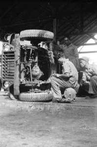 Een Willy Jeep is gekanteld. Monteurs bekijken de onderkant van de wagen, Bestanddeelnr 1728-4-1