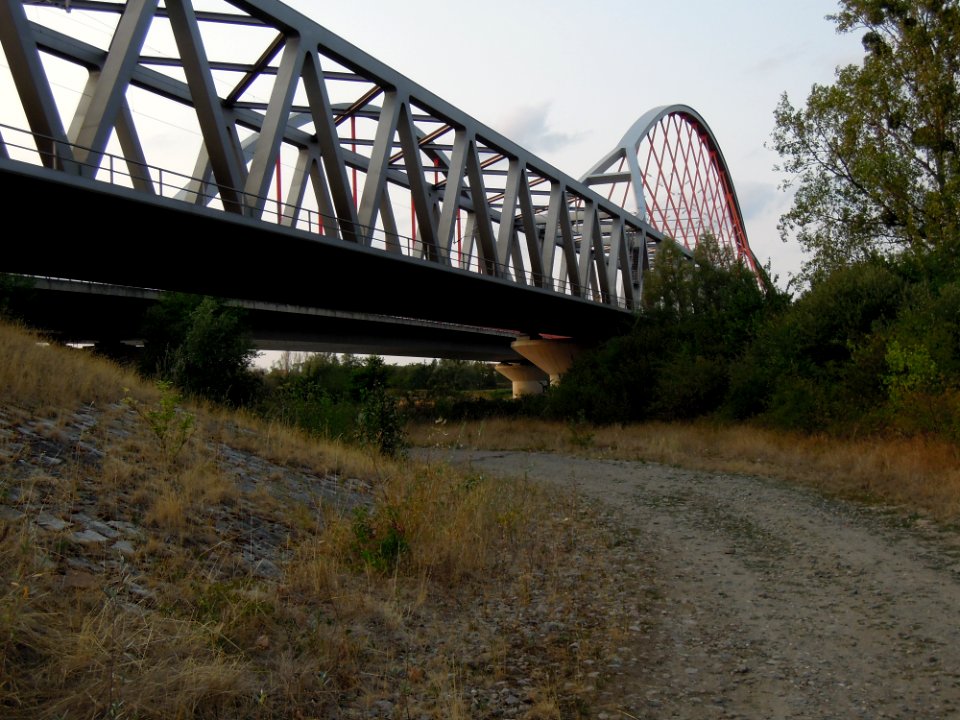 Elbebrücken südlich Wittenberg -Dreiviertelsicht der Bahnbrücke von Südsüdost mit links nebenliegender Straßenbrücke- Ende August 2018