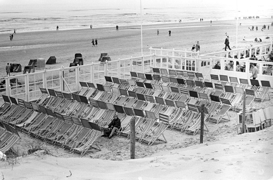 Eenzame badgasten temidden van lege ligstoelen op terras Zandvoort, Bestanddeelnr 919-0139