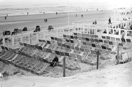 Eenzame badgasten temidden van lege ligstoelen op terras Zandvoort, Bestanddeelnr 919-0139