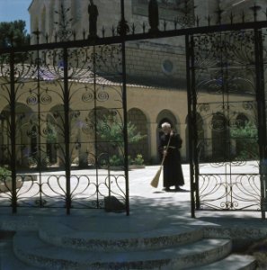 Ein Kerem Kerk van de Visitatie een franciscaner pater veegt het plein bij de , Bestanddeelnr 255-9212 photo