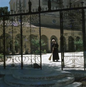 Ein Kerem Kerk van de Visitatie een franciscaner pater veegt het plein bij de , Bestanddeelnr 255-9212