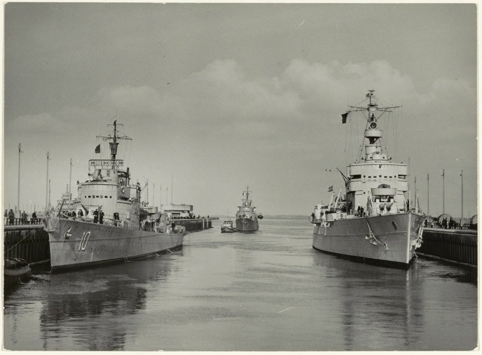 Een Zweeds eskader, bestaande uit de torpedojager Norrköping (links), de Stockholm (midden) en de kruiser Fylgia (rechts) in de Noordersluis op weg naar Amsterdam. NL-HlmNHA 5405558