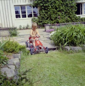 Een zoontje Kreisselmeier met zijn skelter, Bestanddeelnr 254-4951