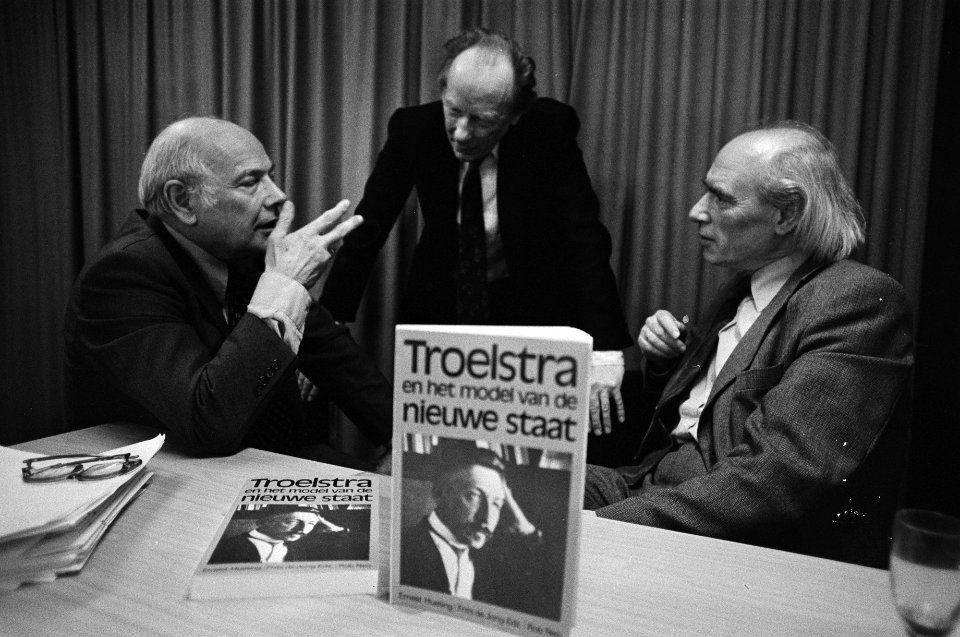 Presentatie boek Troelstra..... in Den Haag v.l.n.r. Den Uyl , auteur prof. , Bestanddeelnr 930-7414