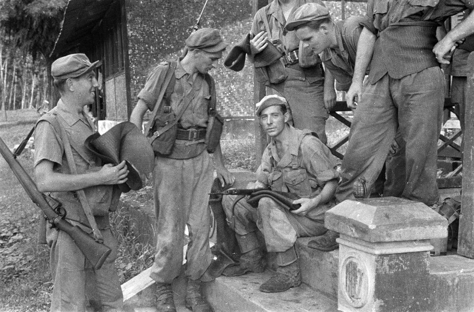 Een zestal Nederlandse militairen Een paar hebben rubber vellen in hun handen, Bestanddeelnr 456-4-7