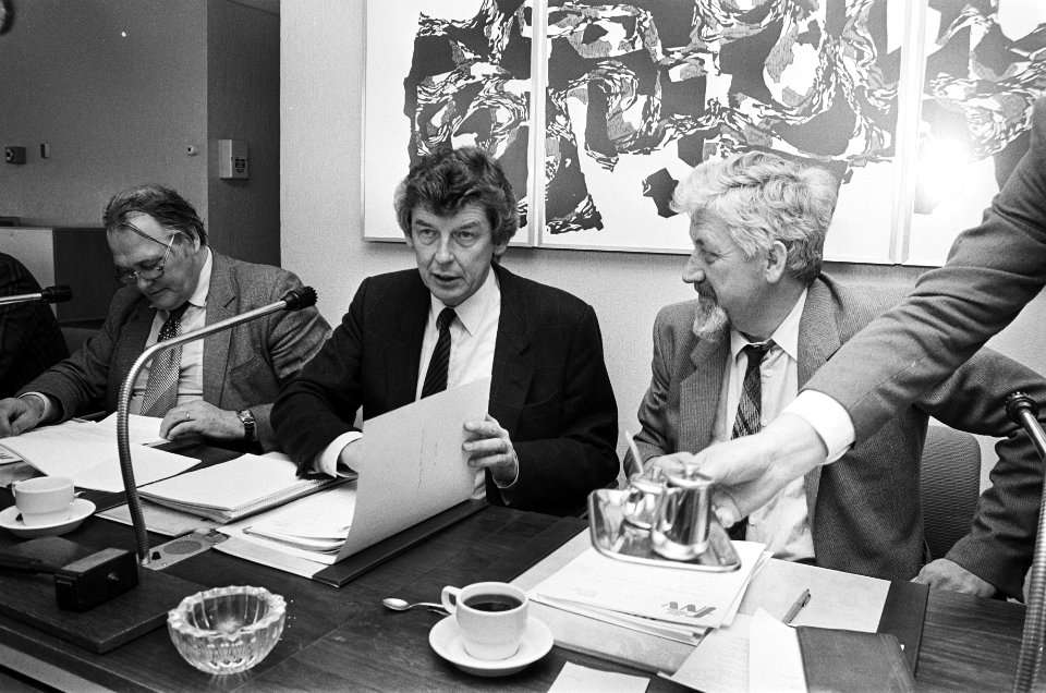 Presentatie nieuw FNV-magazine vergadering Federatieraad FNV , Wim Kok (r) en H, Bestanddeelnr 933-3019