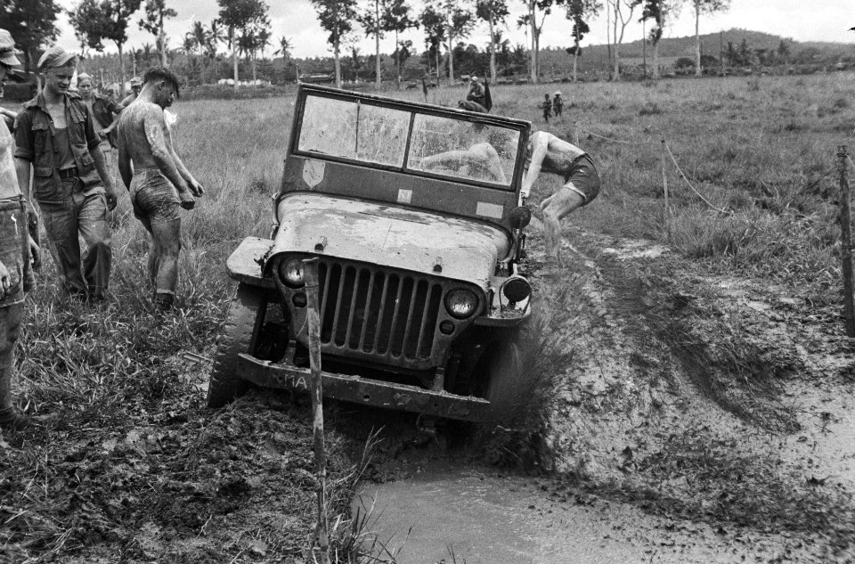 Een jeep is vastgelopen in de modder, Bestanddeelnr 1565-4-4