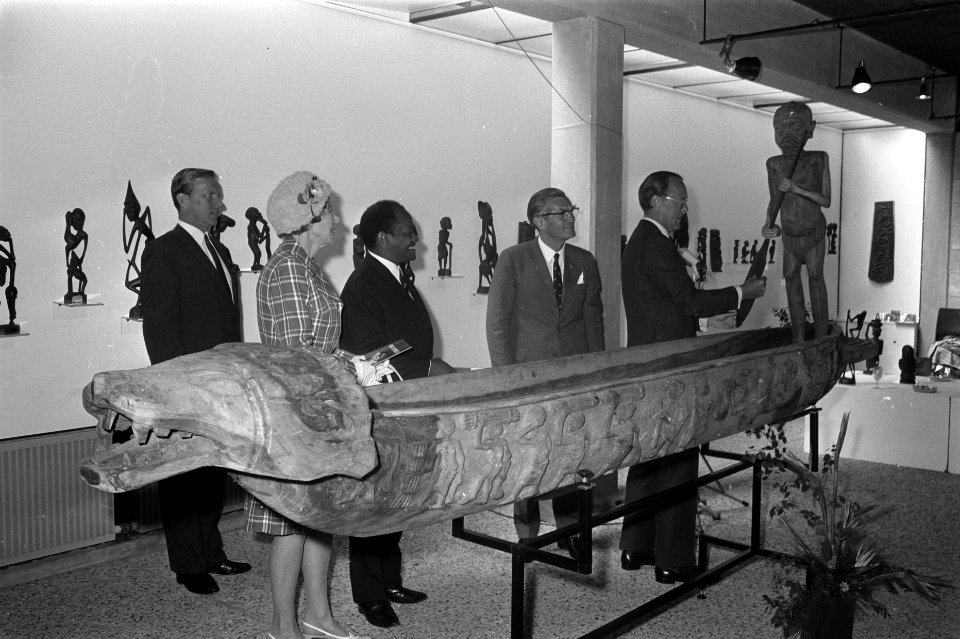 Prins Bernhard opent tentoonstelling van schulpturen uit Tanzania in Madurodam, , Bestanddeelnr 923-5335