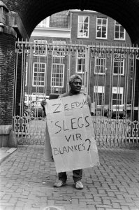 Eenmansdemonstratie voor het stadhuis van Amsterdam tegen het beleid van burgeme, Bestanddeelnr 933-1471