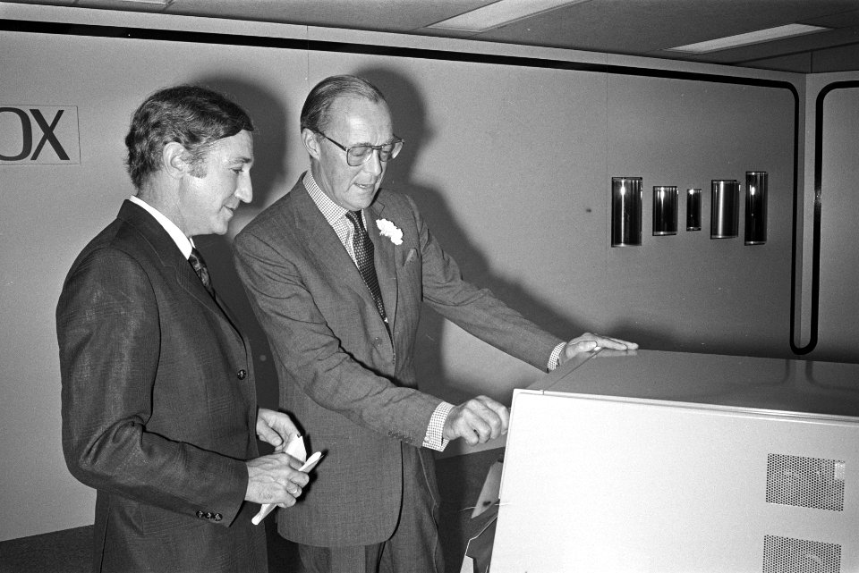 Prins Bernhard opent nieuwe fabriek Rank Xerox , Venray (l) directeur Rank Xerox, Bestanddeelnr 924-9502