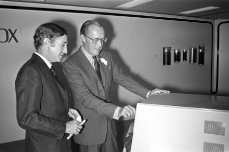 Prins Bernhard opent nieuwe fabriek Rank Xerox , Venray (l) directeur Rank Xerox, Bestanddeelnr 924-9502