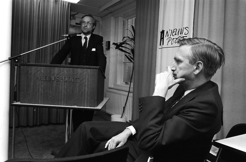 Presentatie boek Het interpellatierecht in serie het Ned.parlement auteur Postm, Bestanddeelnr 933-4191