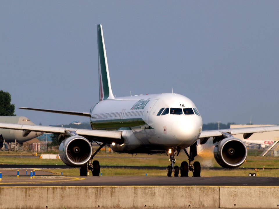 EI-EIB Alitalia Airbus A320-216 - cn 4249, taxiing 22july2013 pic-001