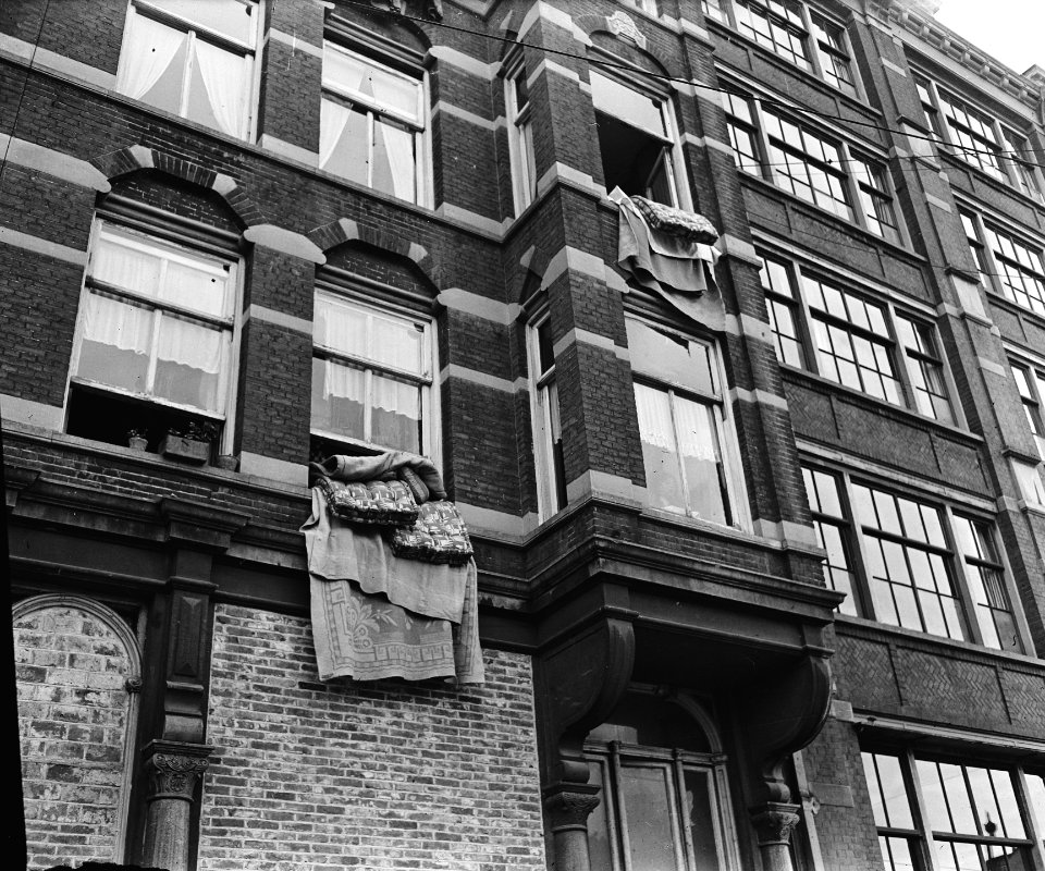 Een wandeling door Amsterdam die een serie enkele specifiek Amsterdamse merkwa, Bestanddeelnr 900-9202
