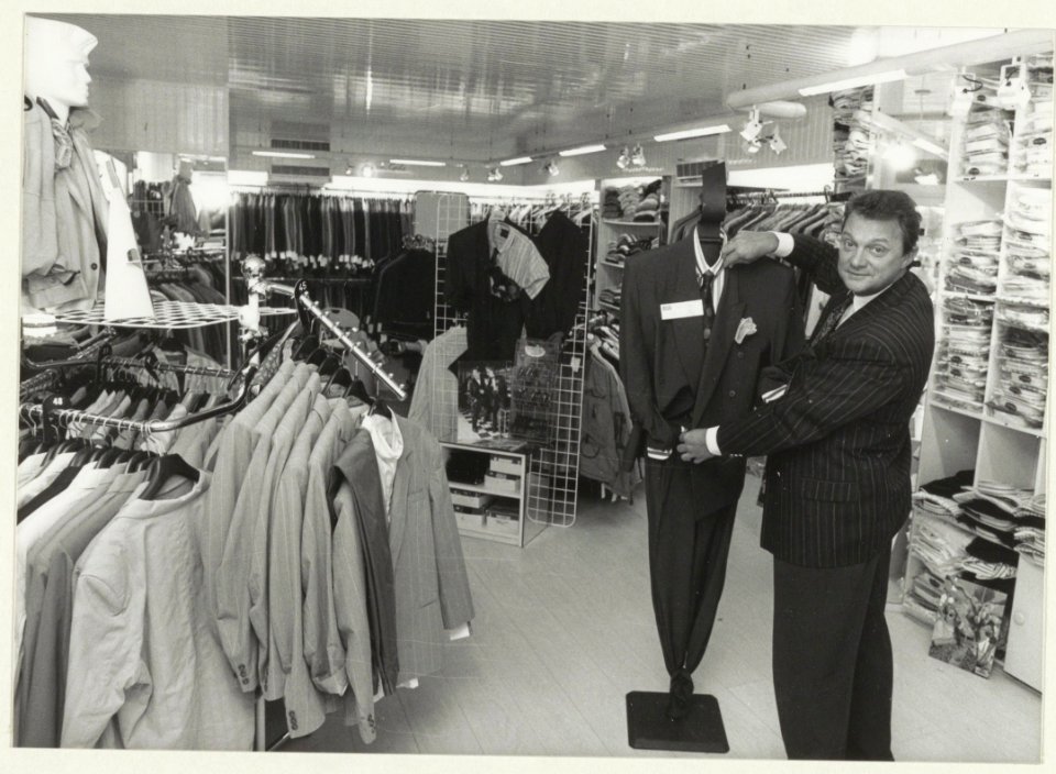 Eigenaar Jan Steines in zijn kledingzaak Roka Fashion,in het Julianapark 20-22, die 15 jaar bestaat. NL-HlmNHA 54023690