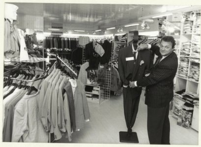 Eigenaar Jan Steines in zijn kledingzaak Roka Fashion,in het Julianapark 20-22, die 15 jaar bestaat. NL-HlmNHA 54023690