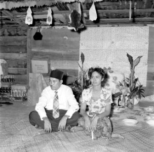 Een man en een vrouw op een Javaans feest in Paramaribo, Bestanddeelnr 252-2580