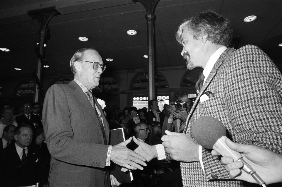 Eerste exemplaar boek Rien Poortvliet voor Prins Bernhard presentatie, Bestanddeelnr 929-7254