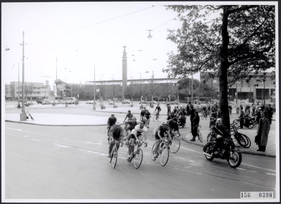 Een wielerkoers is gestart in de buurt van het Olympisch Stadion te Amsterdam, Bestanddeelnr 156-0390