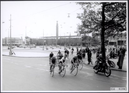 Een wielerkoers is gestart in de buurt van het Olympisch Stadion te Amsterdam, Bestanddeelnr 156-0390