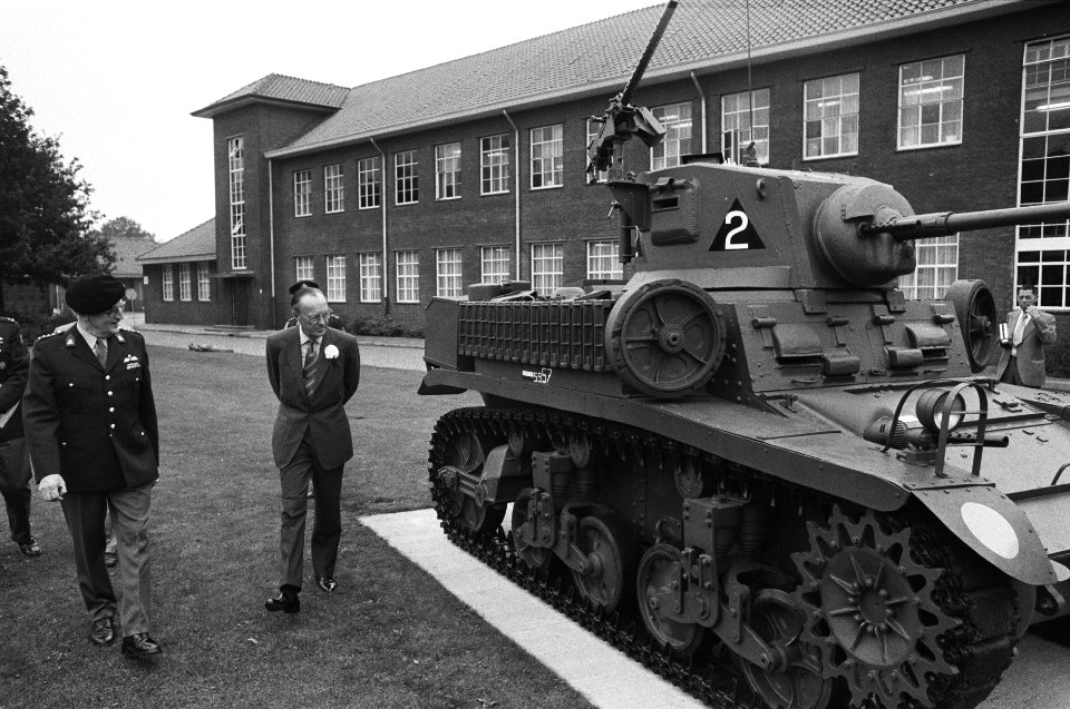 Prins Bernhard overhandigt 35 jaar oude tank voor historische cavallerieverzamel, Bestanddeelnr 929-9346