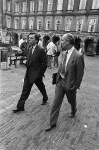 Elco Brinkman en Bert de Vries (r) op het Binnenhof, Bestanddeelnr 934-5054