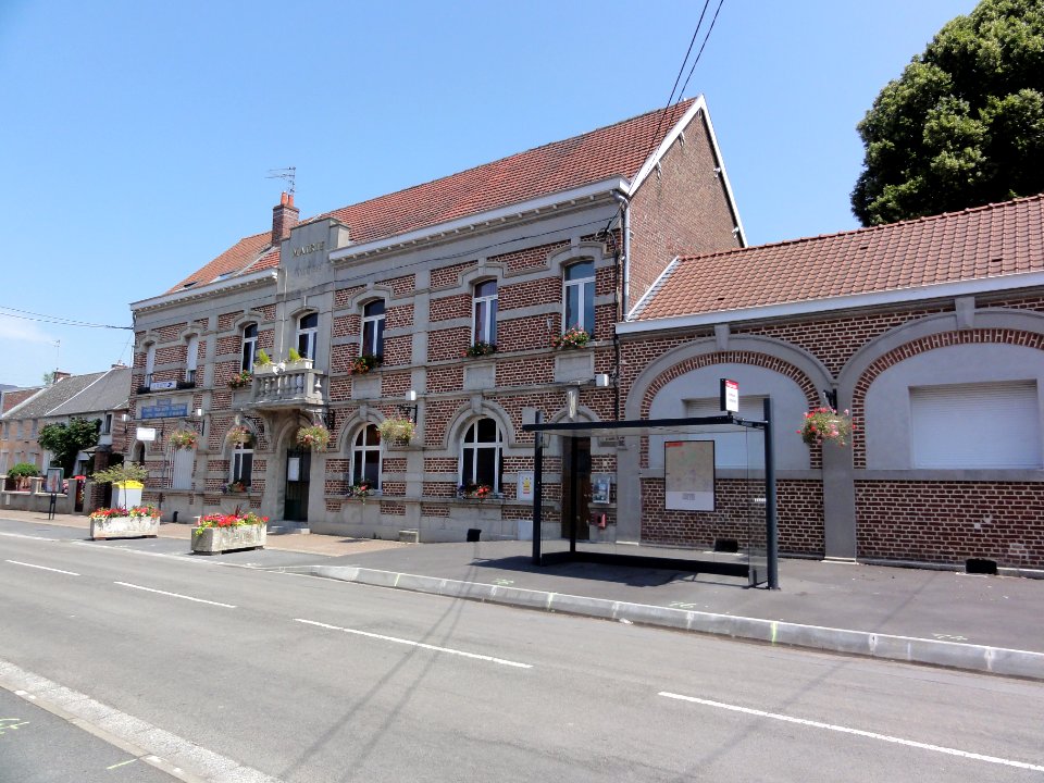Préseau (Nord, Fr) mairie, poste, abri-bus