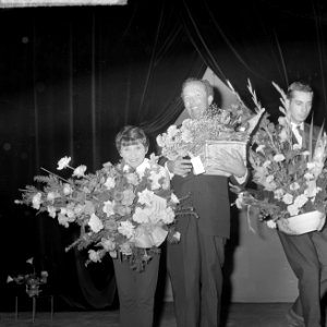 Première Wim Kan cabaret in Den Haag, bloemenhulde voor Corry Vonk en Wim Kan, Bestanddeelnr 916-7015