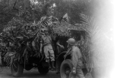 Een zwaar gecamoufleerde legertruck met KNIL-militairen, Bestanddeelnr 7118