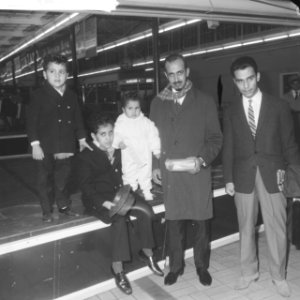 Prins Addulah Ben Mohammed al Saoed op Schiphol. Poseert met zijn gezin. Zoons p, Bestanddeelnr 913-1631
