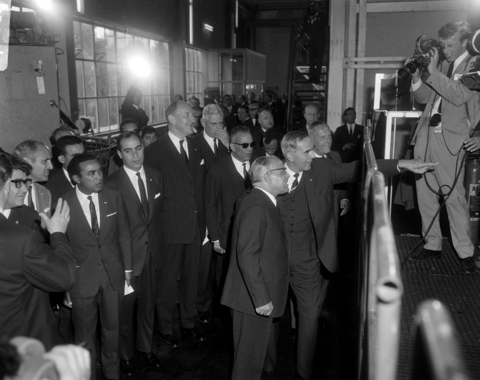 President Bourguiba bracht bezoek aan Philips-fabrieken, rondgang fabriek, Bestanddeelnr 919-3334