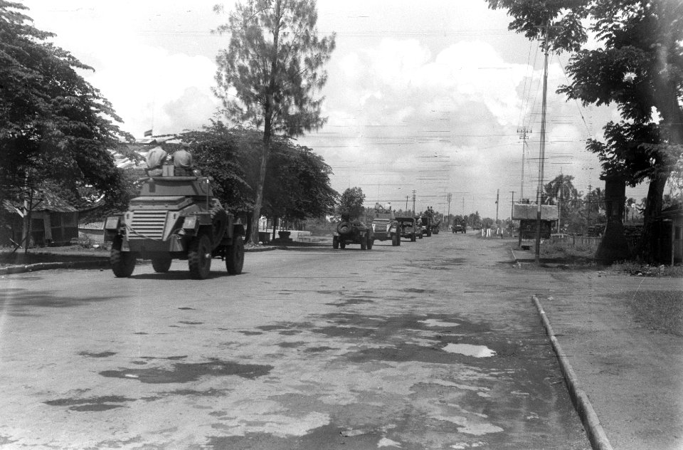 Een Nederlandse militaire colonne verlaat de stad Een Stuart tank sluit de rij, Bestanddeelnr 893