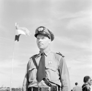 Een officier bij de ontvangst van het koninklijk paar bij de CPIM (Curaçaose Pet, Bestanddeelnr 252-3700