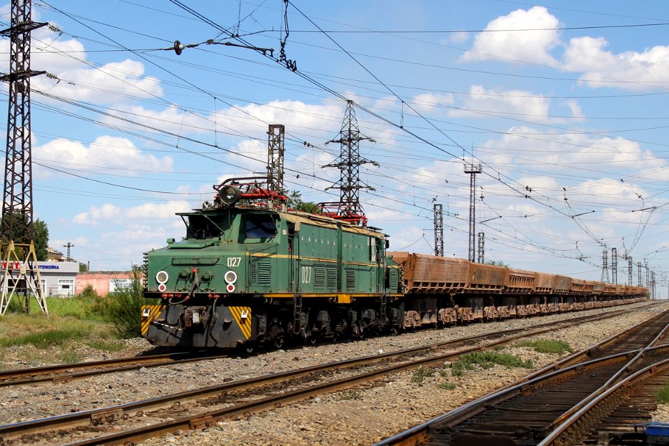 EL21-027 with train (2)