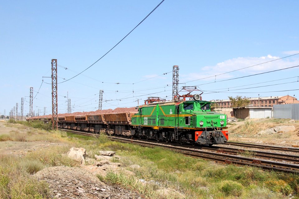 EL21-030 with train (3)