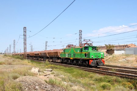 EL21-030 with train (3)