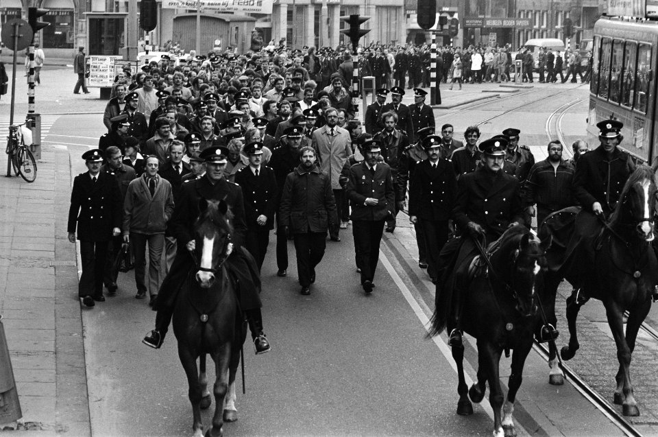 Politie dem. voor verbetering werksituatievergoeding. Na protestverg. in Krasna, Bestanddeelnr 931-9796