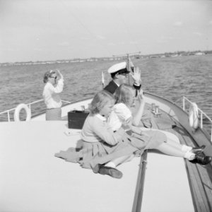 Prins Bernhard, prinses Juliana, prinses Beatrix en prinses Irene zwaaien naar v, Bestanddeelnr 255-7658