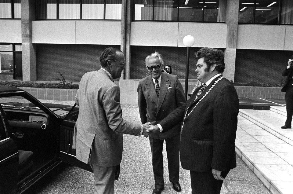 Prins Bernhard opent nieuw hoofdkantoor van AMEV in Utrecht Prins Bernhard wor…, Bestanddeelnr 927-4537