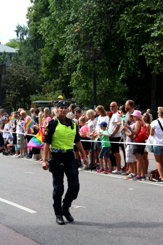 Poliskvinna i Stockholm Pride 2016